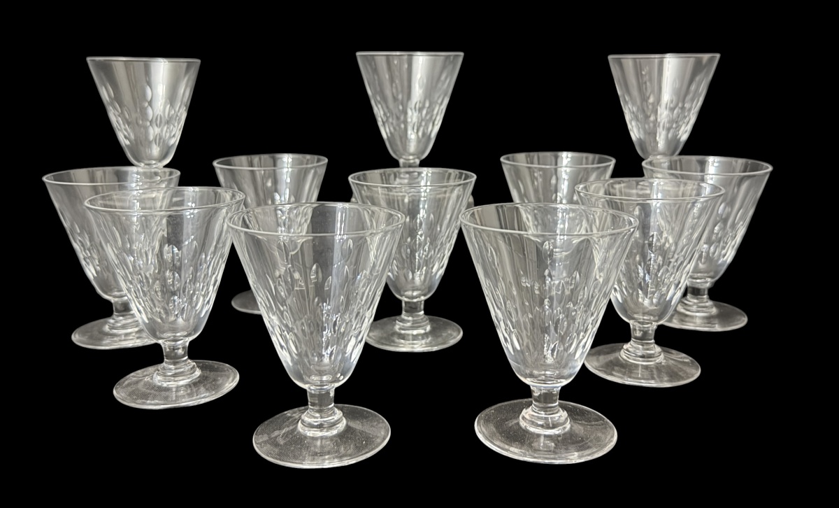 Conjunto com 12 taças em cristal translúcido, decoradas com delicado padrão em relevo bicado. Apresentam elegância clássica e refinado acabamento. Mede 9 cm.