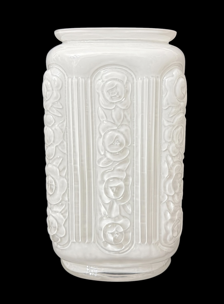 ART DECO - Magnifico vaso em opalinado leitoso branco, possivelmente francês, com decoração em relevo floral estilizada e frisos verticais, de inspiração Art Déco. Corpo cilíndrico com acabamento acetinado e elegante ...
