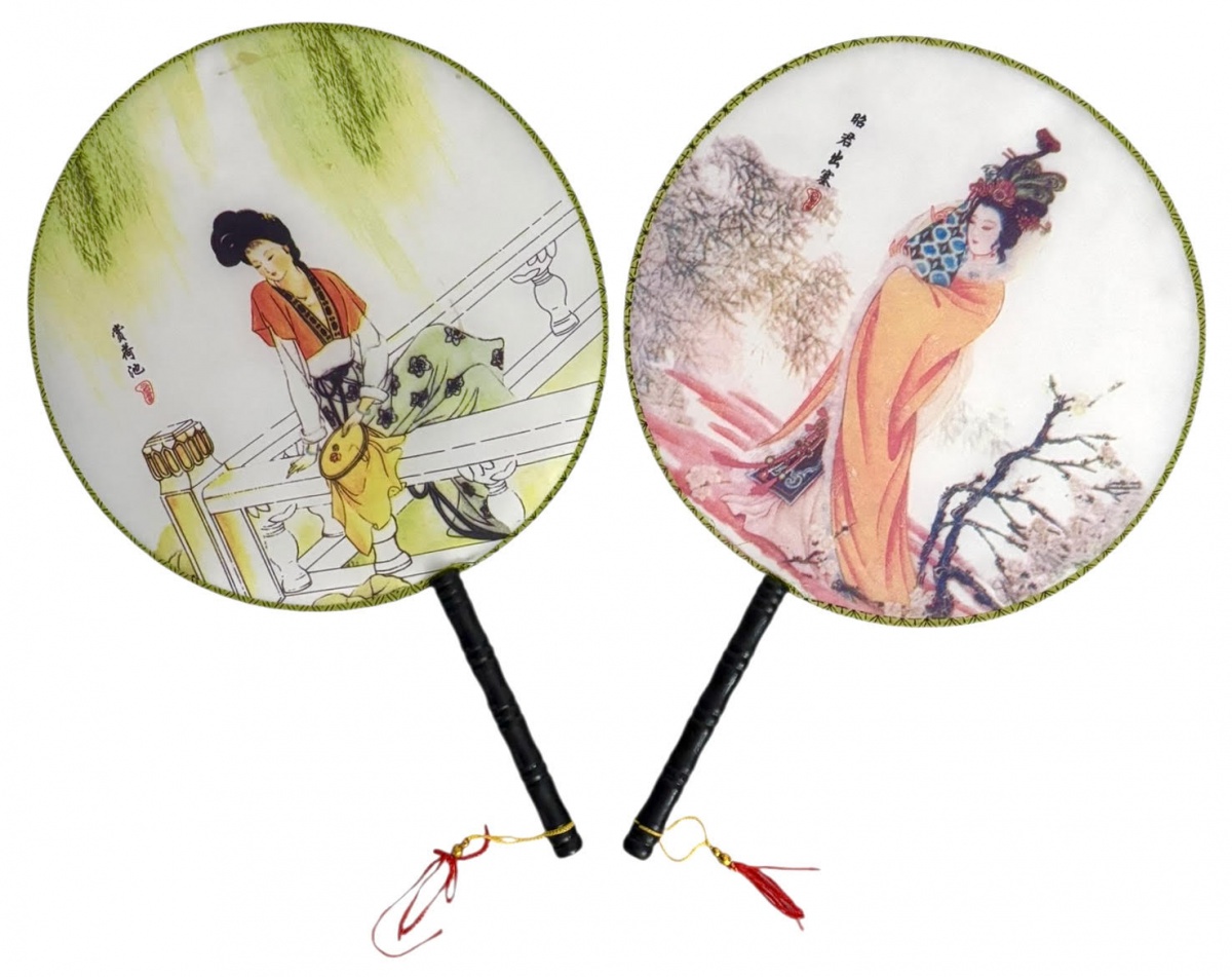 Par de leques orientais decorativos. Ventarolas estruturadas com cabo em madeira e faces circulares decoradas com delicadas cenas femininas em estilo tradicional oriental, acompanhadas de inscrições e selos ...