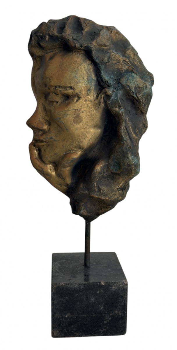 SUZANA LEVY (Rio de Janeiro, 1937  Rio de Janeiro, 2023) Escultura em bronze patinado de Suzana Levy, representando rosto feminino estilizado em composição de forte caráter expressionista. A artista explora volumes ...