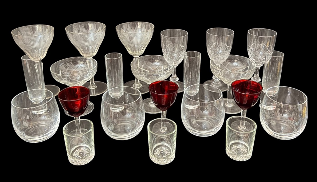 Lote composto por variado conjunto de taças e copos em cristal e vidro, incluindo exemplares lapidados, taças para vinho, licor e água, além de peças decorativas em cristal rubi. Conjunto elegante e versátil para compor ...