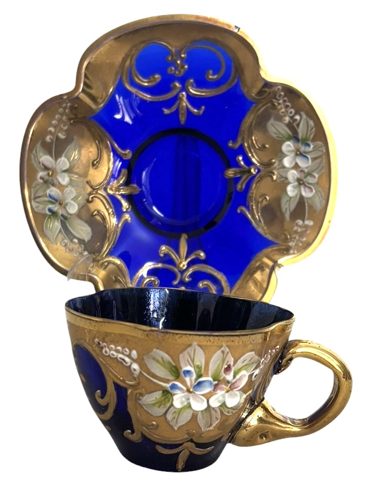 Xícara para café ou coleção em cristal veneziano azul cobalto com pires, ricamente ornamentada com douração e delicados relevos florais policromados aplicados à mão. Conjunto de elegante desenho ondulado, destacando o ...