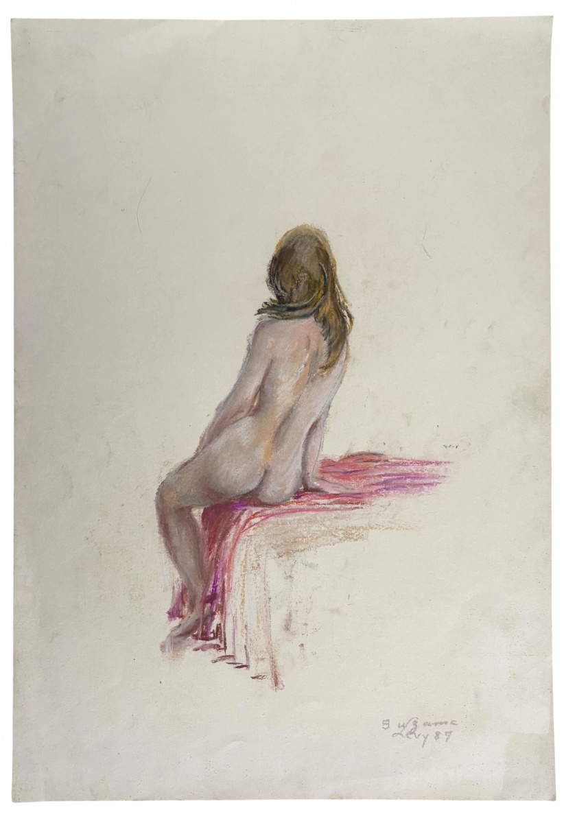 Suzana Levy (Rio de Janeiro, 1937  Rio de Janeiro, 2023)  Técnica mista sobre papel representando estudo de nu feminino sentado, visto de costas. A composição, de grande delicadeza e síntese formal, valoriza a figura ...