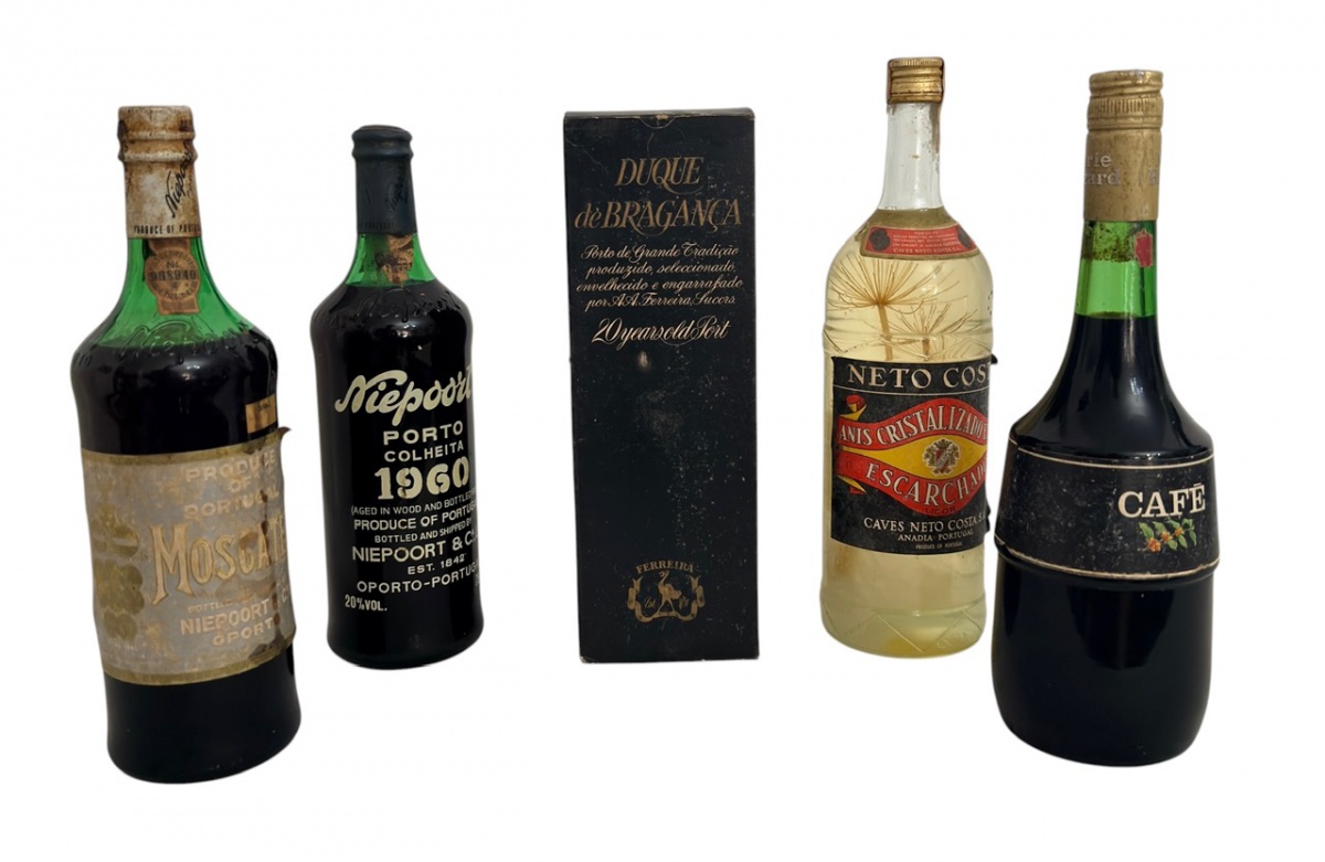 Lote composto por antigas garrafas de bebidas e licores, incluindo vinho do Porto Niepoort Colheita 1960, Moscatel, licor Anis Cristalizado Escarchado Neto Costa, garrafa de Café e estojo de Porto Duque de Bragança. ...
