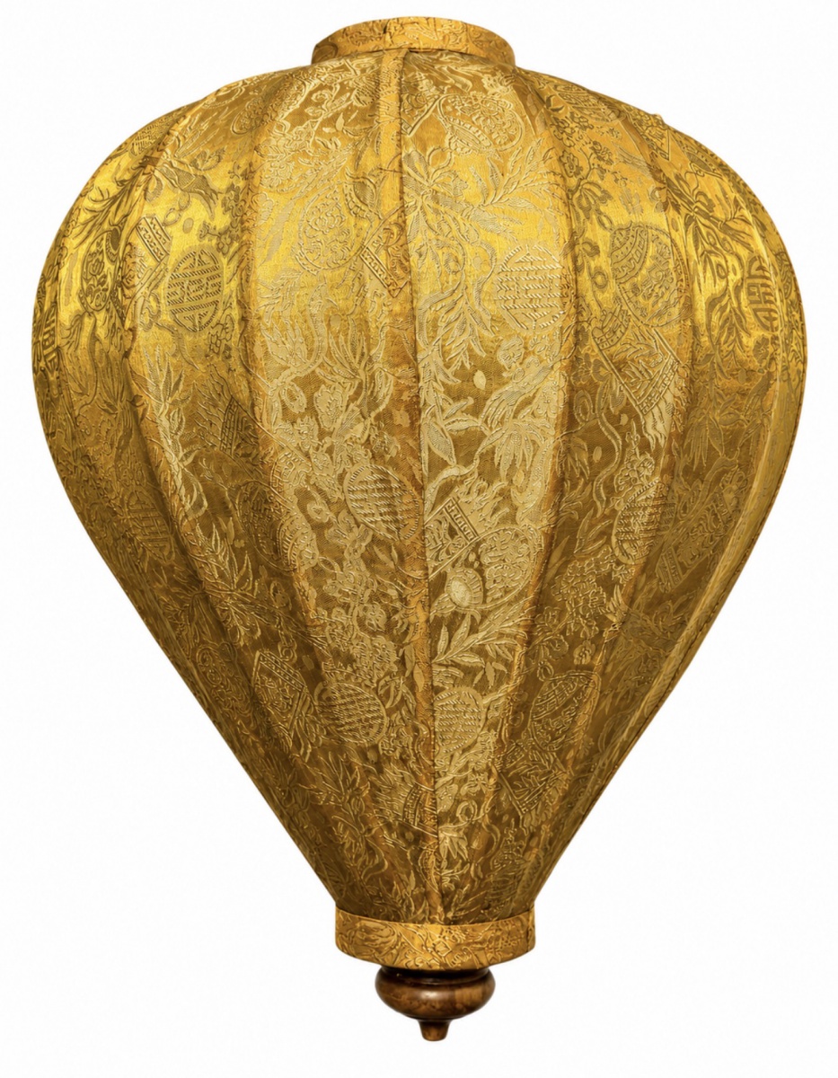 CHINA SÉC. XIX - Antiga luminária pendente de estilo oriental, com estrutura em madeira e revestimento em tecido seda dourada ricamente decorado com motivos florais e símbolos orientais. Corpo gomado em gomos verticais, ...