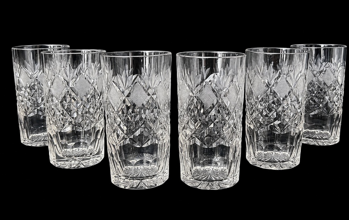 Jogo composto por 6 copos altos em denso cristal translúcido europeu lapidado, decorados com elegante padrão geométrico e floral em relevo, apresentando rico trabalho de lapidação e base facetada. Conjunto de apelo ...