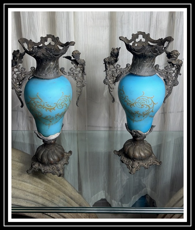 Baccarat - Par de Jarras em opalina translucida, na cor