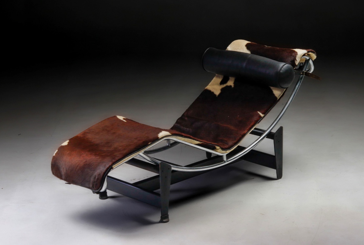 A chaise longue LC4 e o peso de uma marcação de fábrica preservada