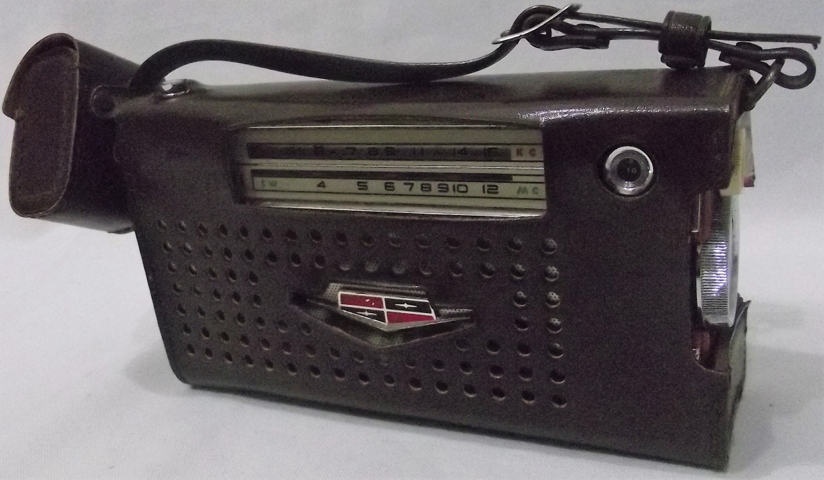 Antigo rádio portátil Mitsubishi, com capa em couro, an