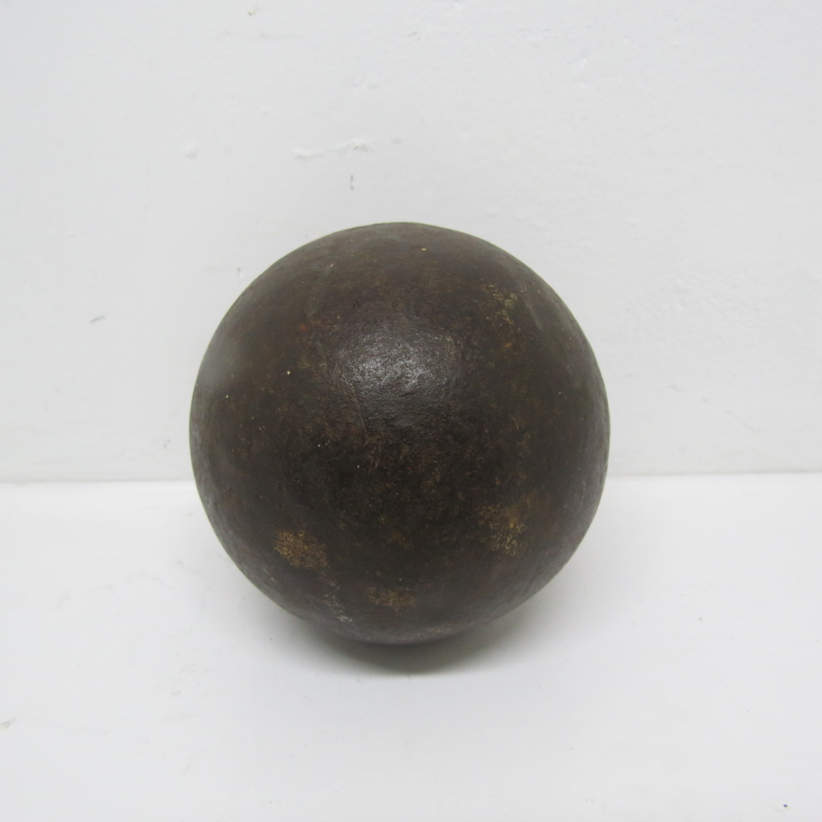 Antiga bala de canhão medindo 10cm de diâmetro aprox.