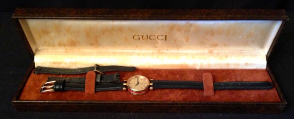 Antigo e elegante relógio de pulso feminino da grife GU