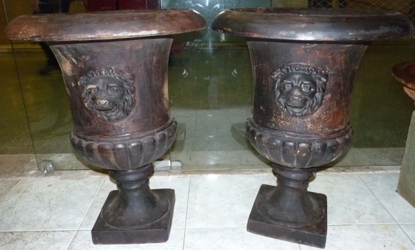 Par De Grandes Vasos Antigos Em Ferro Altura 77 Cm