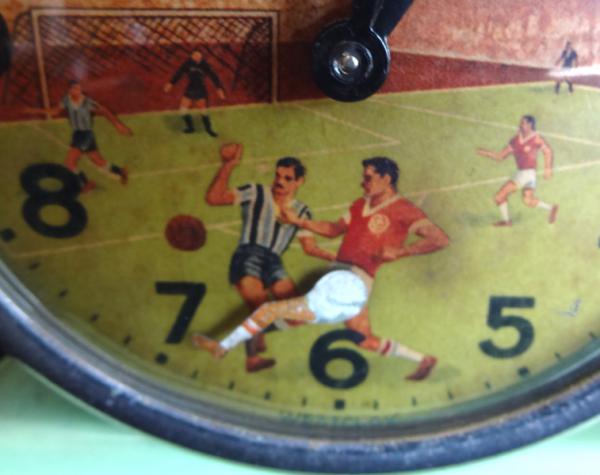FUTEBOL- Antigo relógio de corda comemorativo ao jogo S