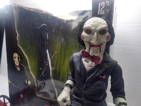 Boneco Jogos Mortais SAW Billy The Puppet da Neca Toys - Arte em