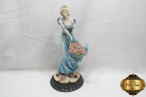 Escultura de dama antiga com cesto de flores em Medindo 45