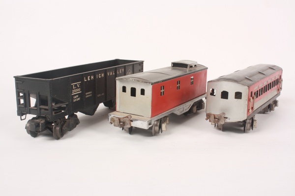 LIONEL TRAINS. Lote com três vagões de trens de brinque