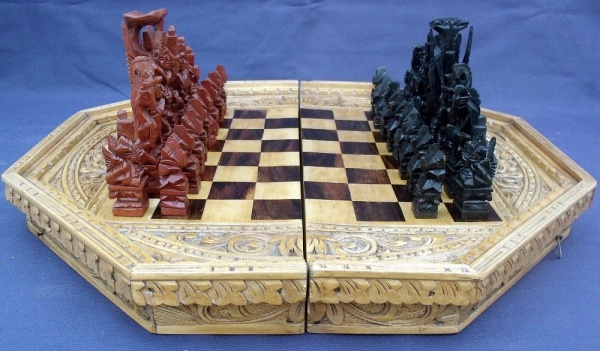 Belo jogo de xadrez oriental em madeira adornado por ri