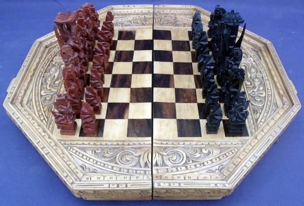 Antigo jogo de xadrez, provável origem oriental, em cai