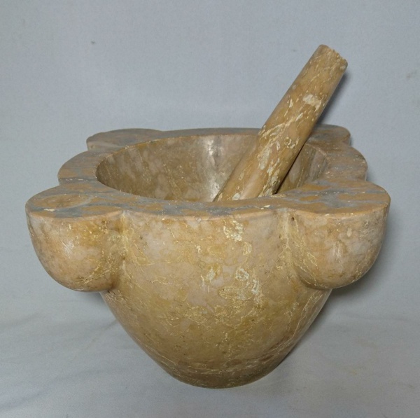 Antigo e excepcional pilão com socador em Peça extremam