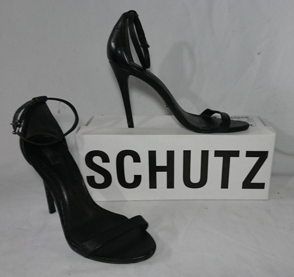 SCHUTZ - Sandália em couro no tom preto com uma tira fi