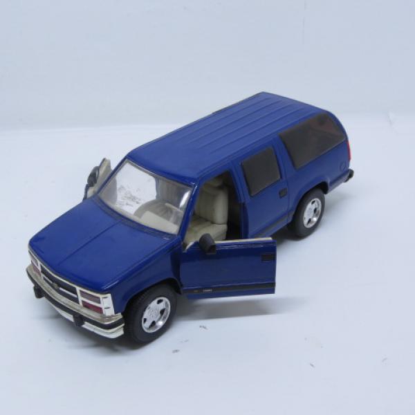 Miniatura Chevrolet Suburban 1993 Escala 1/24 - Cor azu