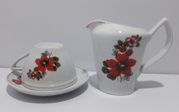 Jogo de chá e café de porcelana Pozzani Jundiaí, na cor branca com bordas  douradas com desenhos florais. Tot…