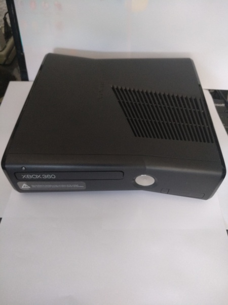 Console XBOX 360 S - Modelo 1439 bloqueado ( completo )