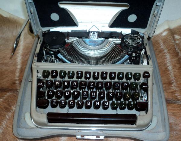 ANTIGA MÁQUINA DE ESCREVER OLYMPIA WERKE AG. WILHEMSHAVEN COM