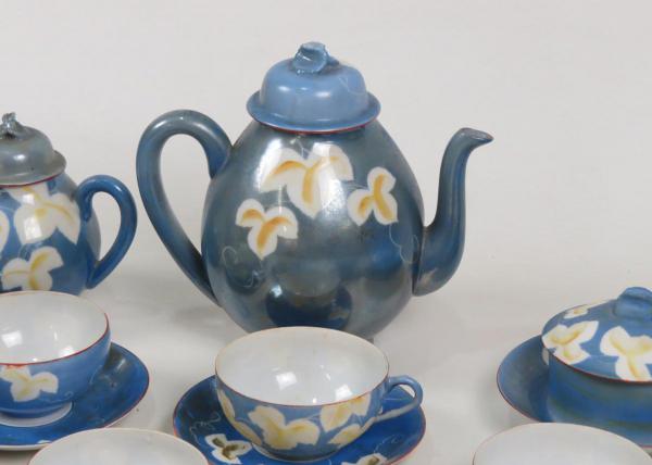 Antigo jogo para chá japonês em azul com folhas brancas