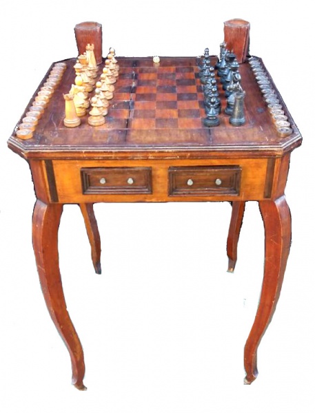 Antiga mesa no estilo inglês, com função de tabuleiro de xadrez, damas e  gamão