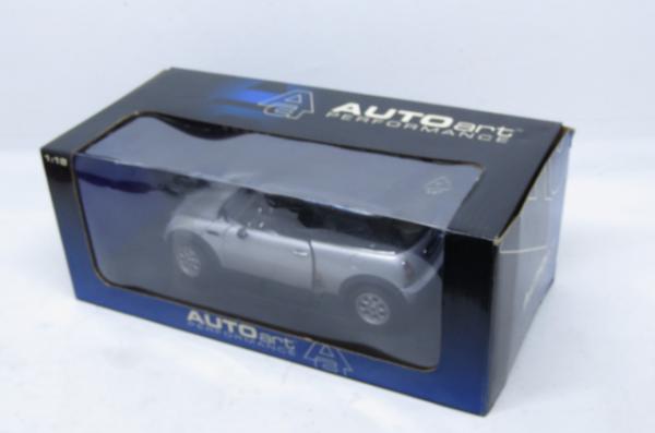 Miniatura Mini Cooper AutoArt cor prata escala 1/18 - P