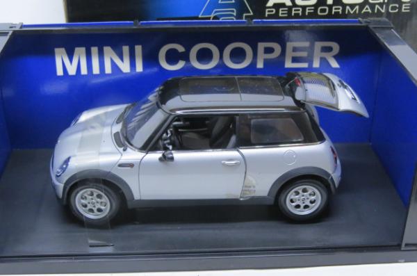 Miniatura Mini Cooper AutoArt cor prata escala 1/18 - P