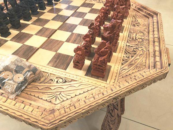 a) Jogo de xadrez em madeira marchetada e pedras entalh
