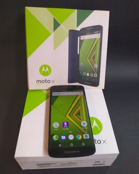 Celular da marca Motorola modelo Moto X acompanha caixa