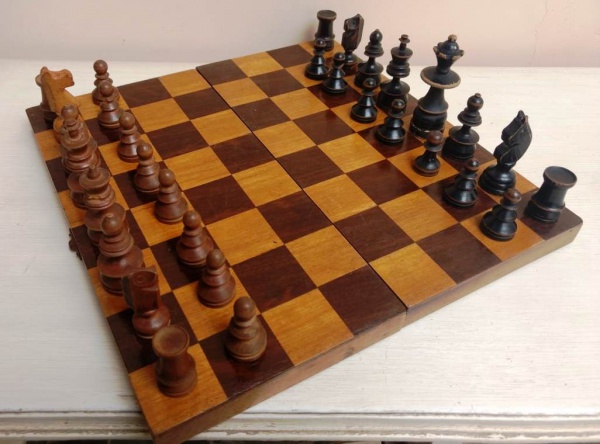 Jogo de xadrez em madeira antigo - Falta um peão - Mede