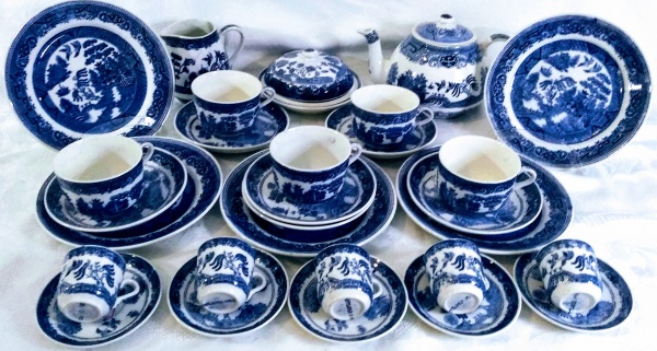 Antigo Jogo De Chá De Porcelana Azul Britânico. Foto de Stock