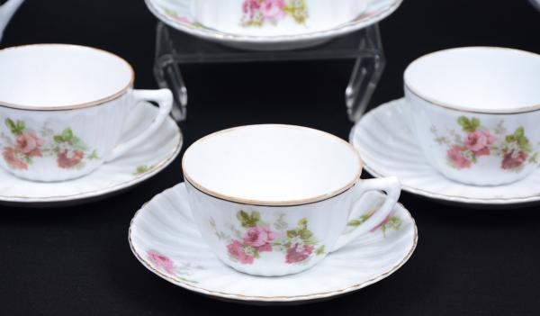 Lindo jogo de chá em porcelana com tema floral na tonalidade rosa