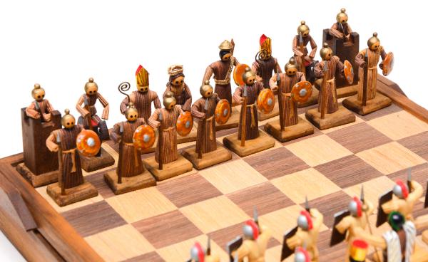Jogo de xadrez artesanal, confeccionado em madeira e pa