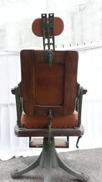 Antiga e rara cadeira de barbeiro executada em madeira. Brasil, Séc.  XVIII/XIX.