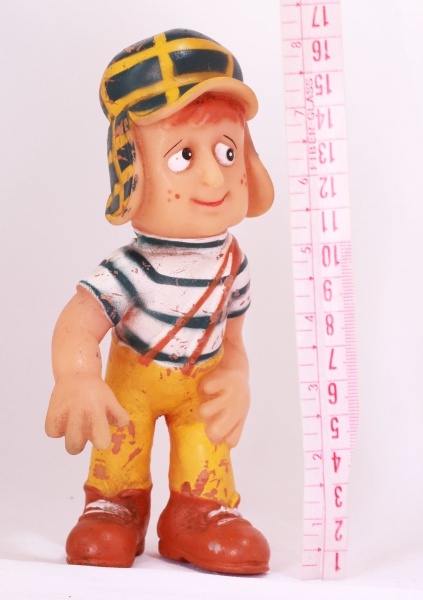 Antigo boneco do desenho animado Chaves. Possui desgast