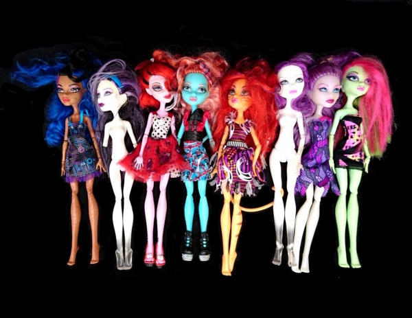 Leilão Online - Coleção bonecas monster high acessórios - 81 bo