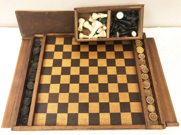 Antigo jogo de tabuleiro de damas de madeira