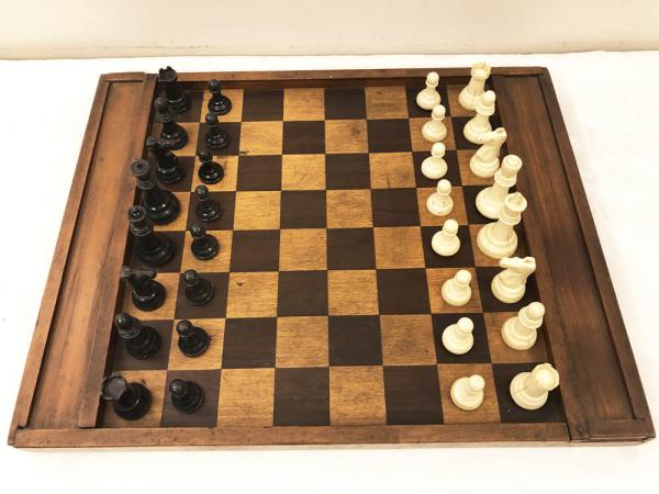 Antigo jogo de xadrez com tabuleiro em madeira marcheta