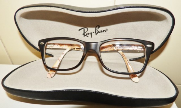 RAY-BAN Armação de óculos de grau na cor preta do lado externo e