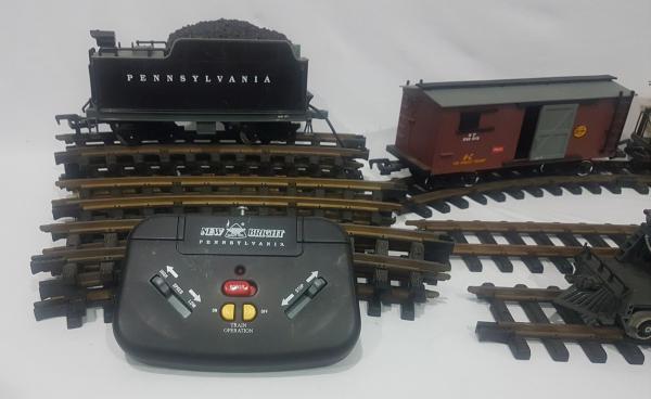 Trem brinquedo com controle remoto com trilho madeira