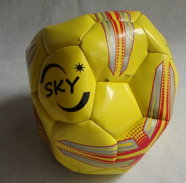 Espetacular bola Amarela de futebol em couro da Sky.