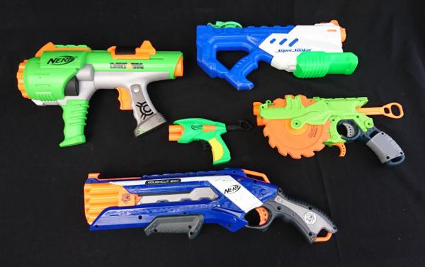 NERF - Grande arma de brinquedo . Funcionando. Med maior.: Med 70 X 18 cm.