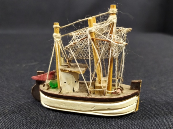 ARTE POPULAR – (P23) Miniatura de barco pesqueiro em ma