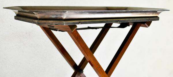 Antiga mesa no estilo inglês, com função de tabuleiro de xadrez