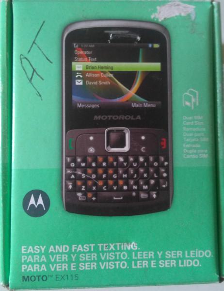 Telefone celular. Motorola EX115: cartão dual SIM e teclado QWERTY